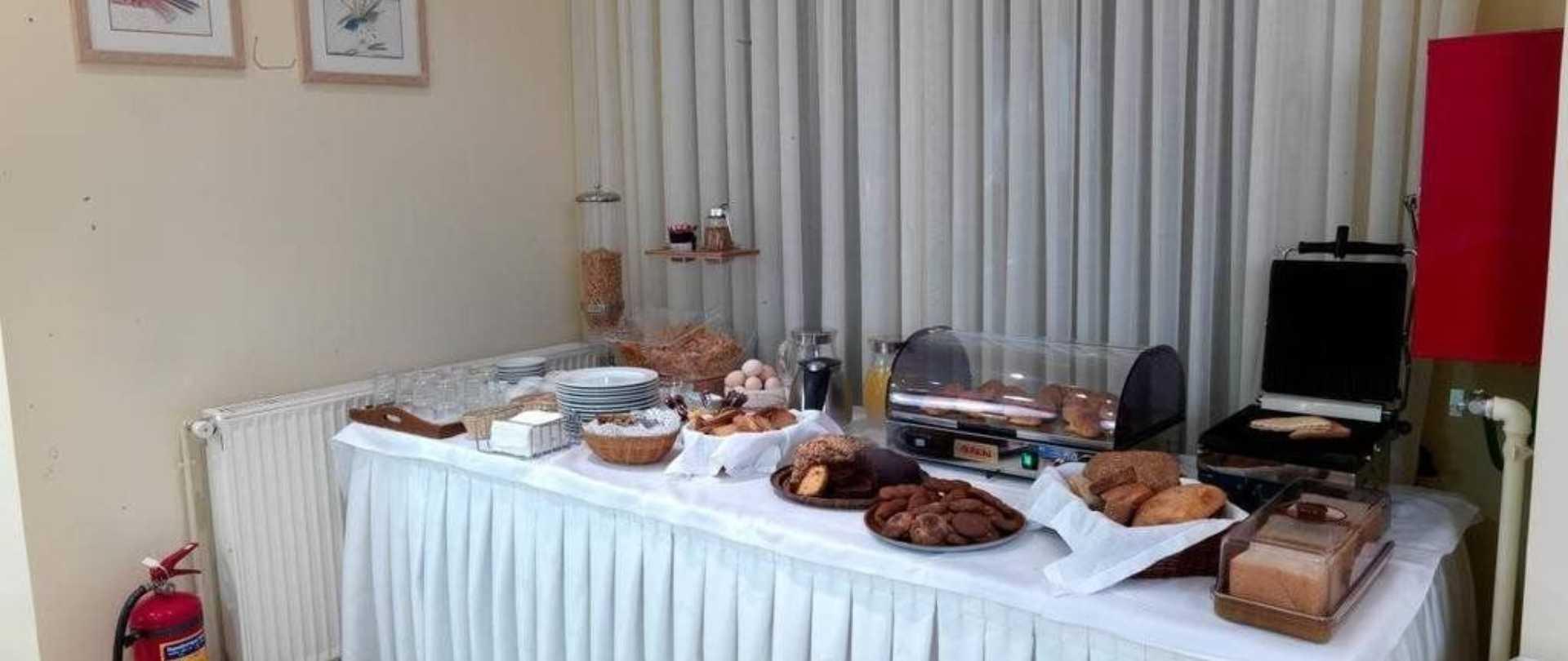 Alex Hotel Tripoli Buitenkant foto